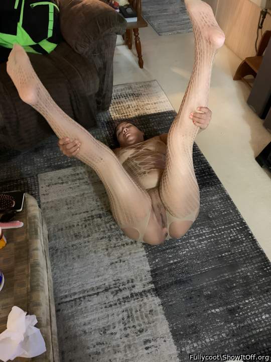 I would love to taste her butthole.  And suck her toes.  Omg