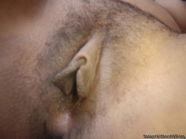  wow i wanna suck those huge pussy lips..