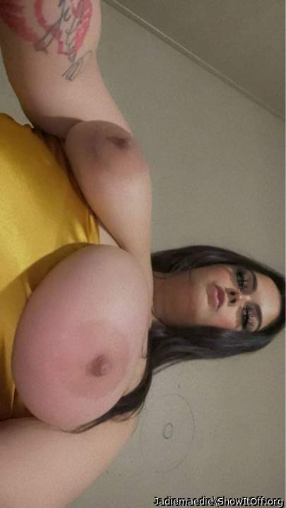 Wud luv to cum on them jugs