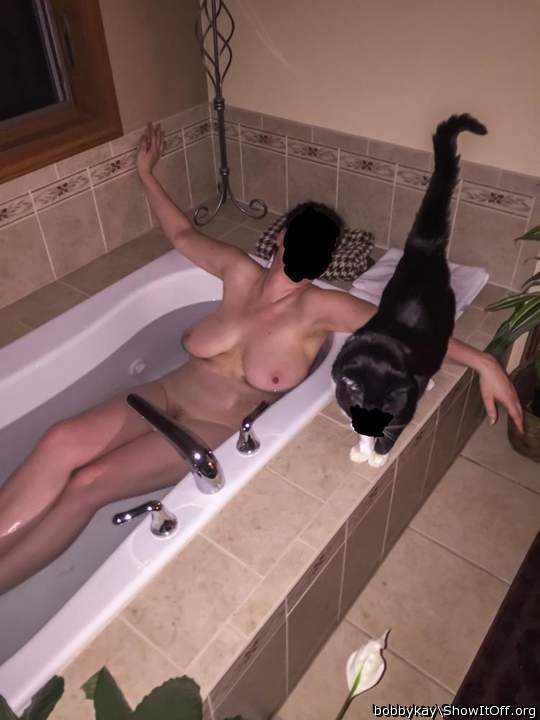 Bath time with my kitty &#129409;