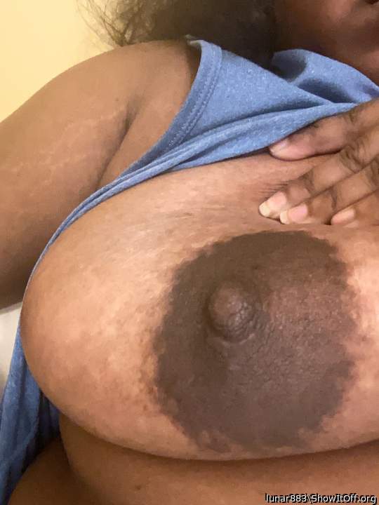 Beautiful big areolas 😳