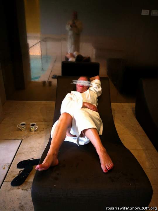 Sposta un po laccappatoio, dai fammi dare una sbirciatina