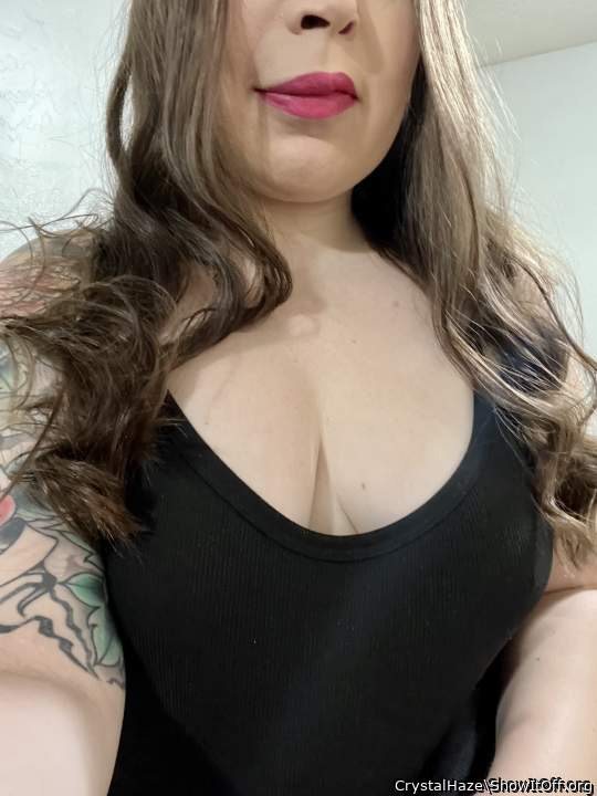 Love the lipstick! Sexy body! Love the outfit!