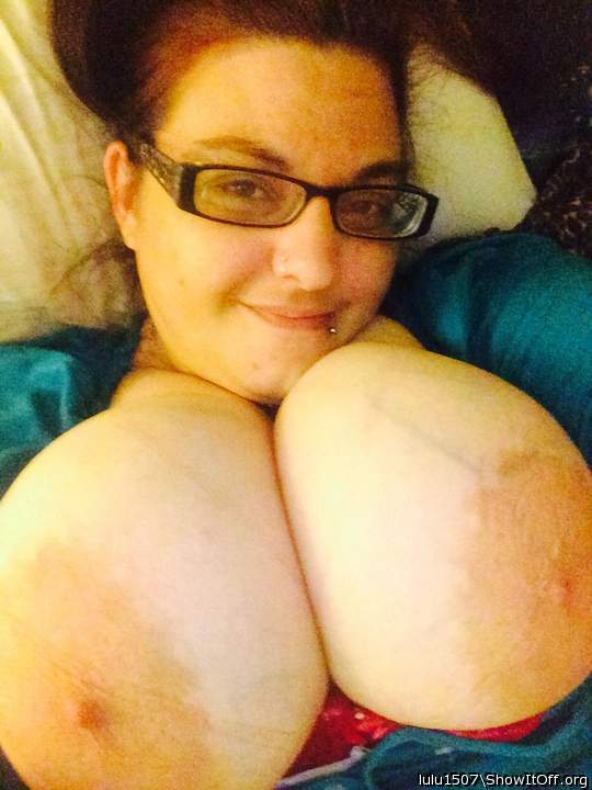 Awesome sexy smiles big sexy tits and glasses are a perfect 