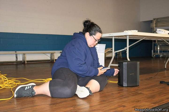 My thick legs! Do you like? See the white stain between my legs? &#128586;