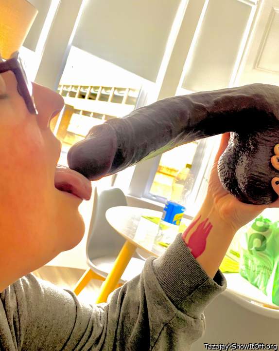 Love to be that dildo! Love to let u suck on me like that!