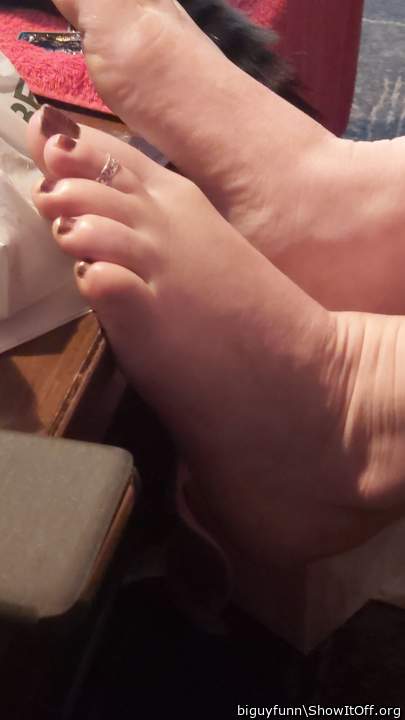 Wife painted her toe nails,not sure bout the color though 🤔