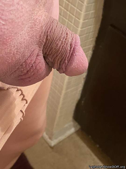 ummm nice looking dick, love to be your regular cocksucker.