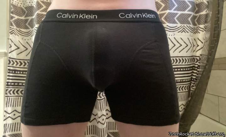 Oh yeah thats sexy thats a nice bulge looks yummy