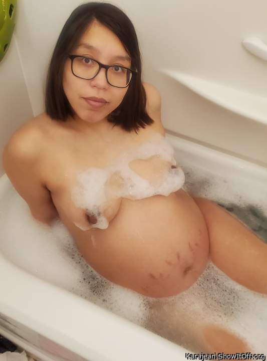 A nude preg bath? Did it make you horny?