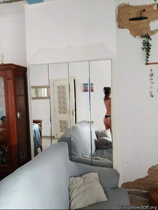 i spy a sexy arse in that mirror