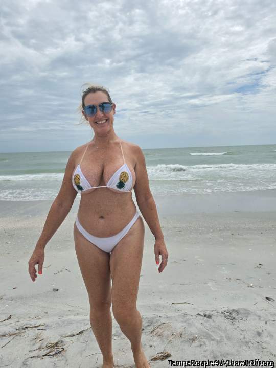 Sexy lady and love how you advertise 🍍