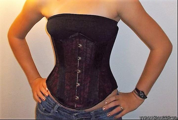 Now that's a waist to grab and hold on and fuck!!