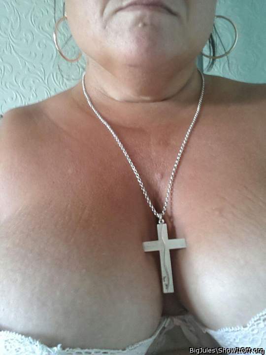 Beautiful cleavage !!!