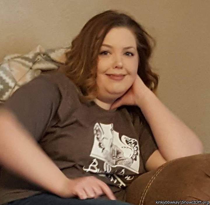 SLUT RED JUST CHILLIN,  HOW MANY OF YOU ARE FANS OF HER?