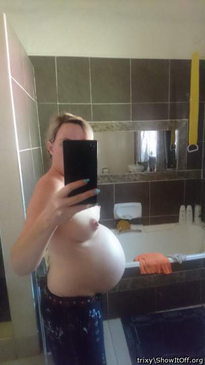 Wow, what a beautifull picture. I Love those baby-belly a� W