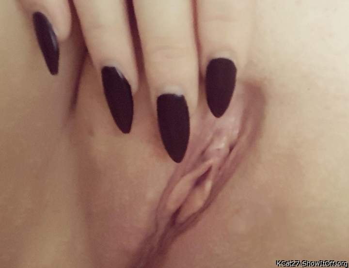 Looks delicious! Love the black nails too, very sexy 