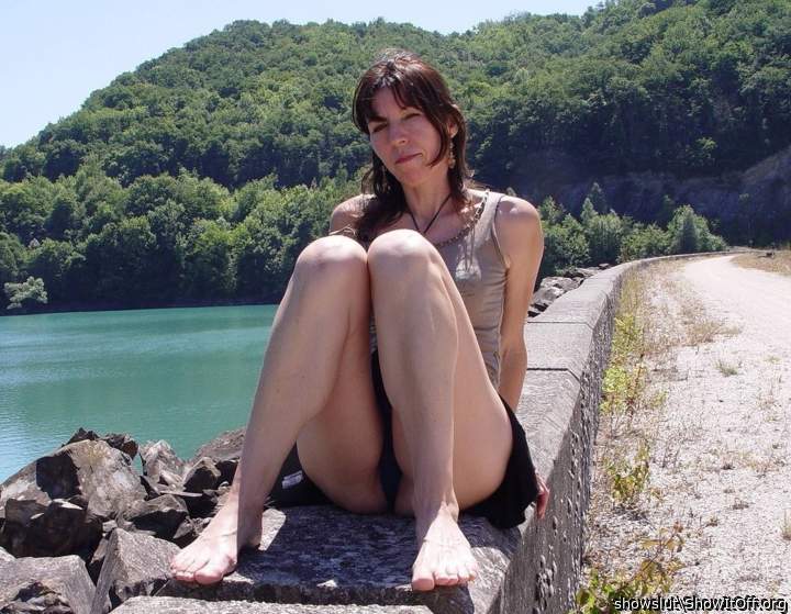 A sweet milf whore goes knickerless.