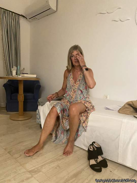 like to get my head under that dress     