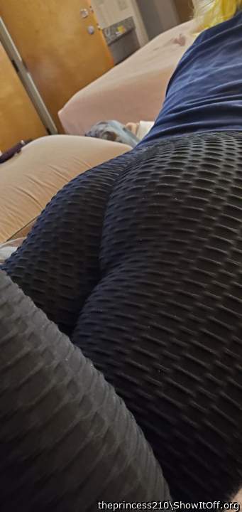 your ass looks so good in those leggings 
