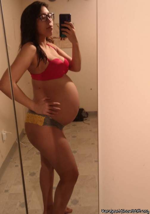 Pregnant women are so sexy! Would love to give it to you raw