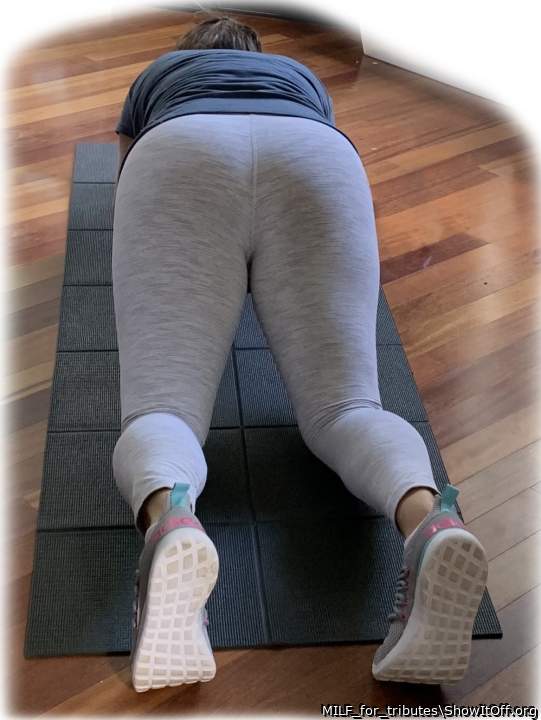 Hubs asked me to stop and stick my butt up - here ya go, lol